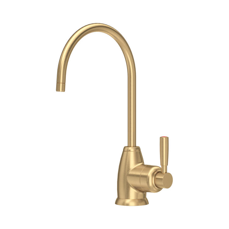 Eleganter goldfarbener Einhebel-Wasserhahn mit hohem, gebogenem Auslauf für die Küchenspüle; robuste Messingarmatur in moderner Optik