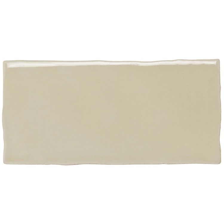 Glänzende beige Wandfliese mit unregelmäßiger Kante