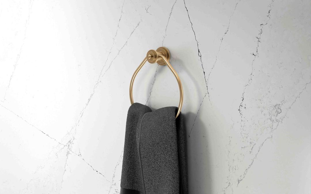 Perrin & Rowe Armstrong 6235 Handtuchring zur Wandmontage; runde Form mit klassischer Rosette, an der Badwand montiert und mit dunkelgrauem Handtuch bestückt – passender Handtuchhalter zu Armstrong-Armaturen und Badzubehör