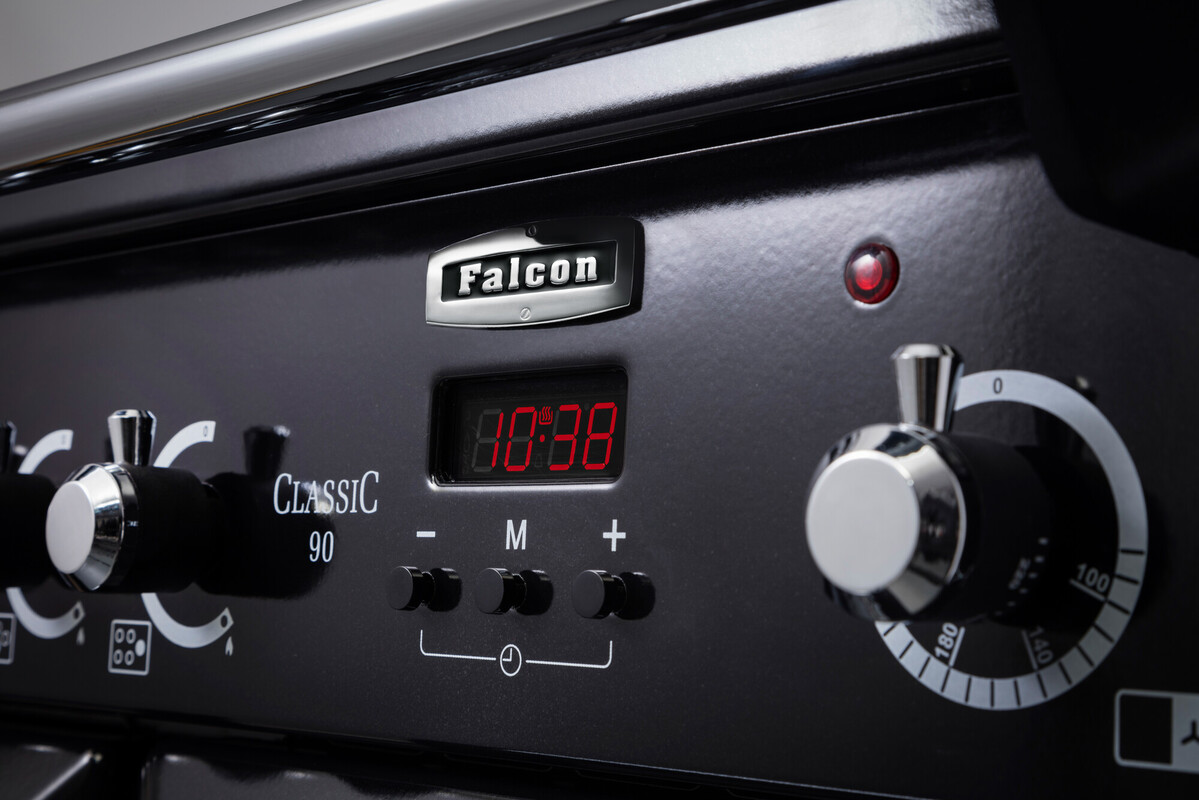 Nahaufnahme des Bedienfelds eines Falcon Classic 90 Herdes mit digitalen Bedienelementen und Drehknöpfen