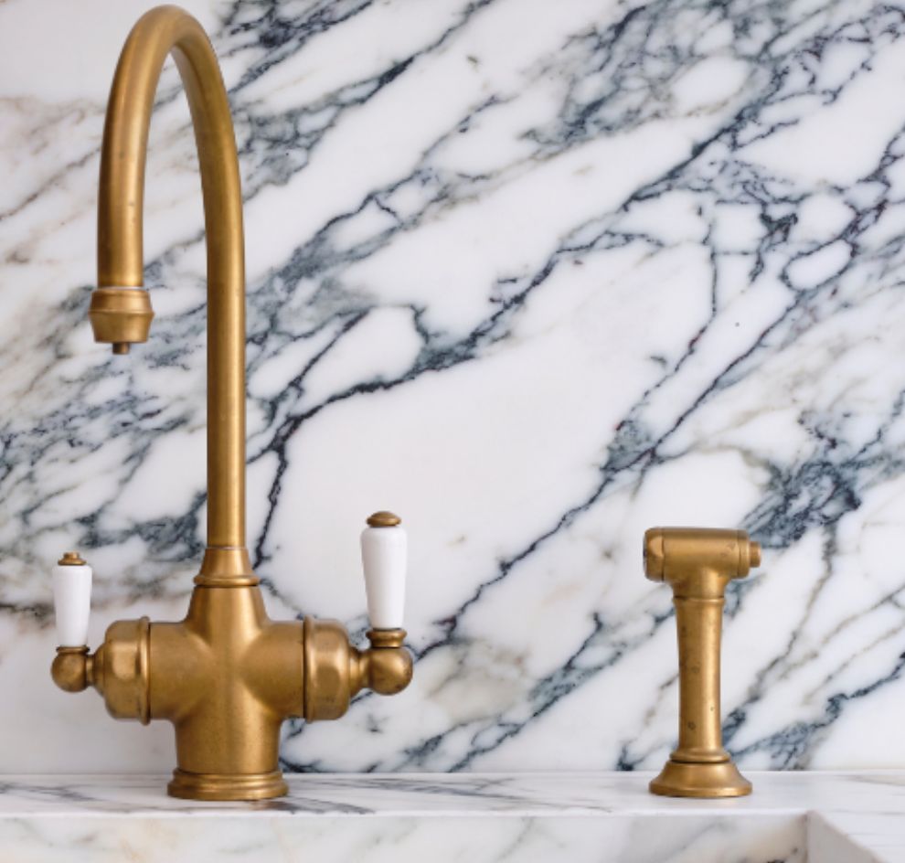 Elegante Messing-Armatur mit Handbrause auf Marmor