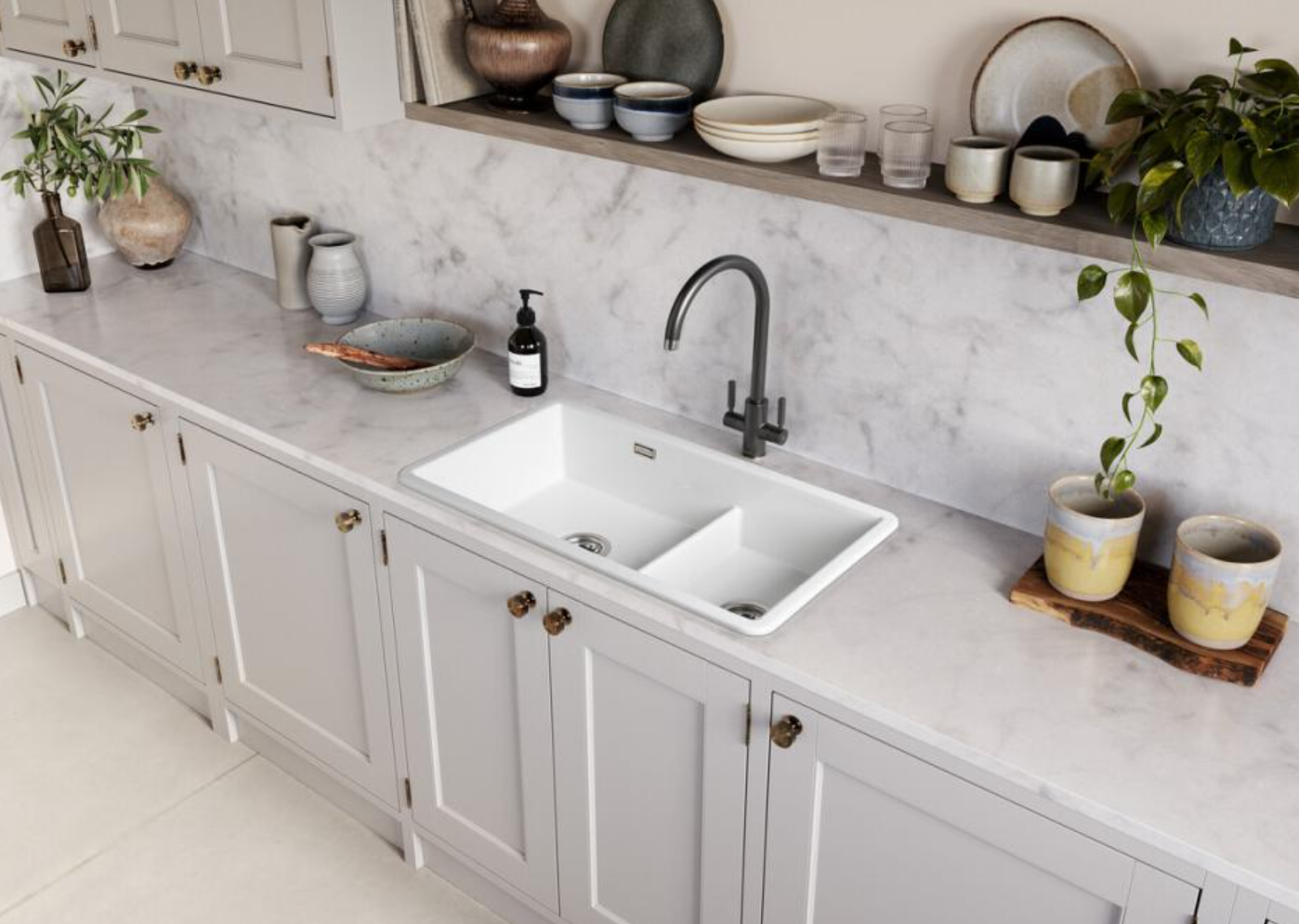 Weiße Fireclay-Keramik-Doppelspüle Rangemaster Rustique 2 Bowl 80 (796×462 mm) mit Haupt- und Zusatzbecken, in grauer Shaker-Küche mit Armatur; montierbar als Unterbauspüle oder Einbauspüle; Hersteller Shaws of Darwen