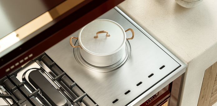 Topf auf Edelstahl-Gasherd mit Warmhalteplatte