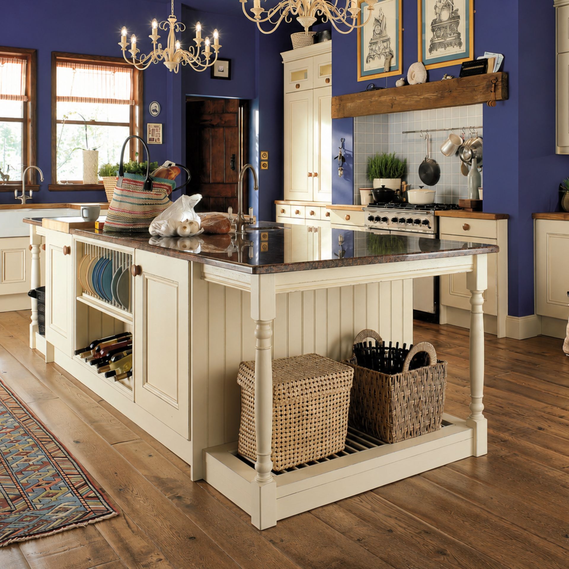Produktfoto: cremeweiße Landhaus-Kücheninsel mit Stein-Arbeitsplatte, offenen Fächern für Geschirr und Wein sowie Körben; umgeben von passender Küche in Blau und Holz