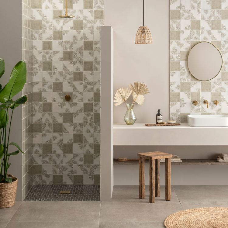 Modernes Bad mit Naturtönen, goldenen Armaturen, Palmfliesen