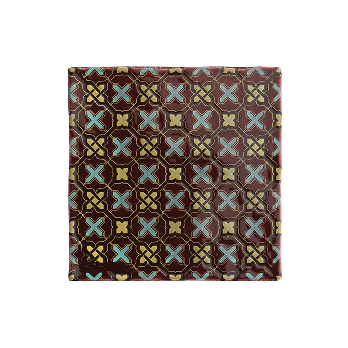 Quadratischer dekorativer Keramikteller mit braunem Hintergrund und geometrischem Muster in Gelb und Türkis Keramikteller, quadratisch, mit braunem Hintergrund und geometrischem Muster in Gelb und Türkis, dekorativer Wohnaccessoire