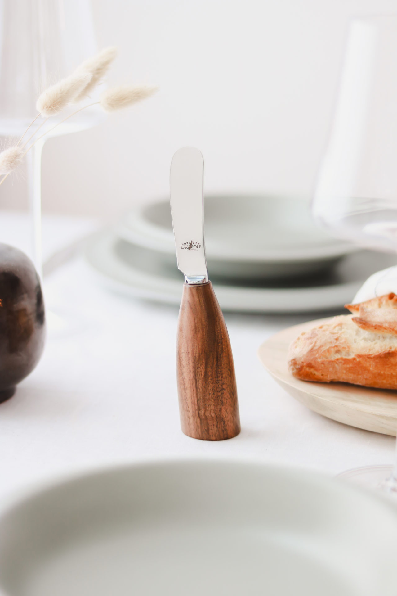 Buttermesser mit glänzender Edelstahlklinge aus Walnussholz