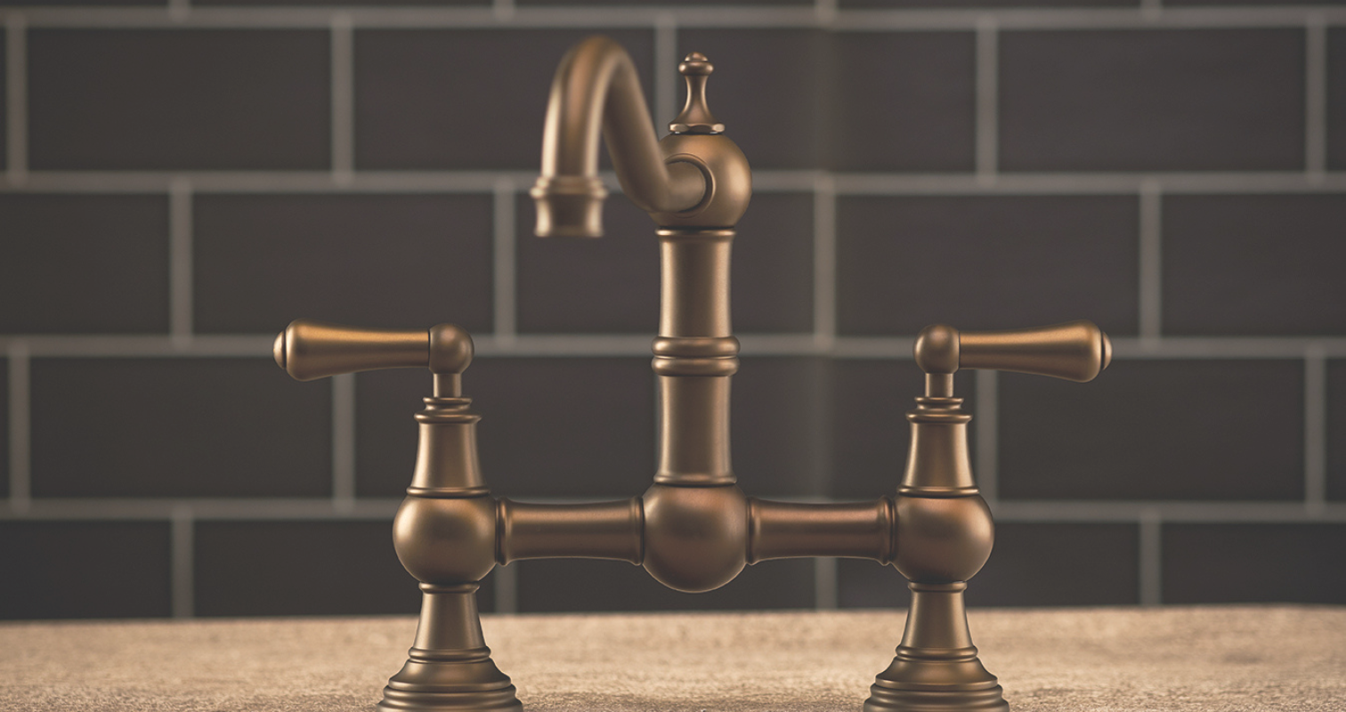 Antike Küchenarmatur aus Bronze mit zwei Griffen und elegantem Design Bronzefarbene Küchenarmatur im Retro-Stil mit zwei Griffen vor dunklen Fliesen