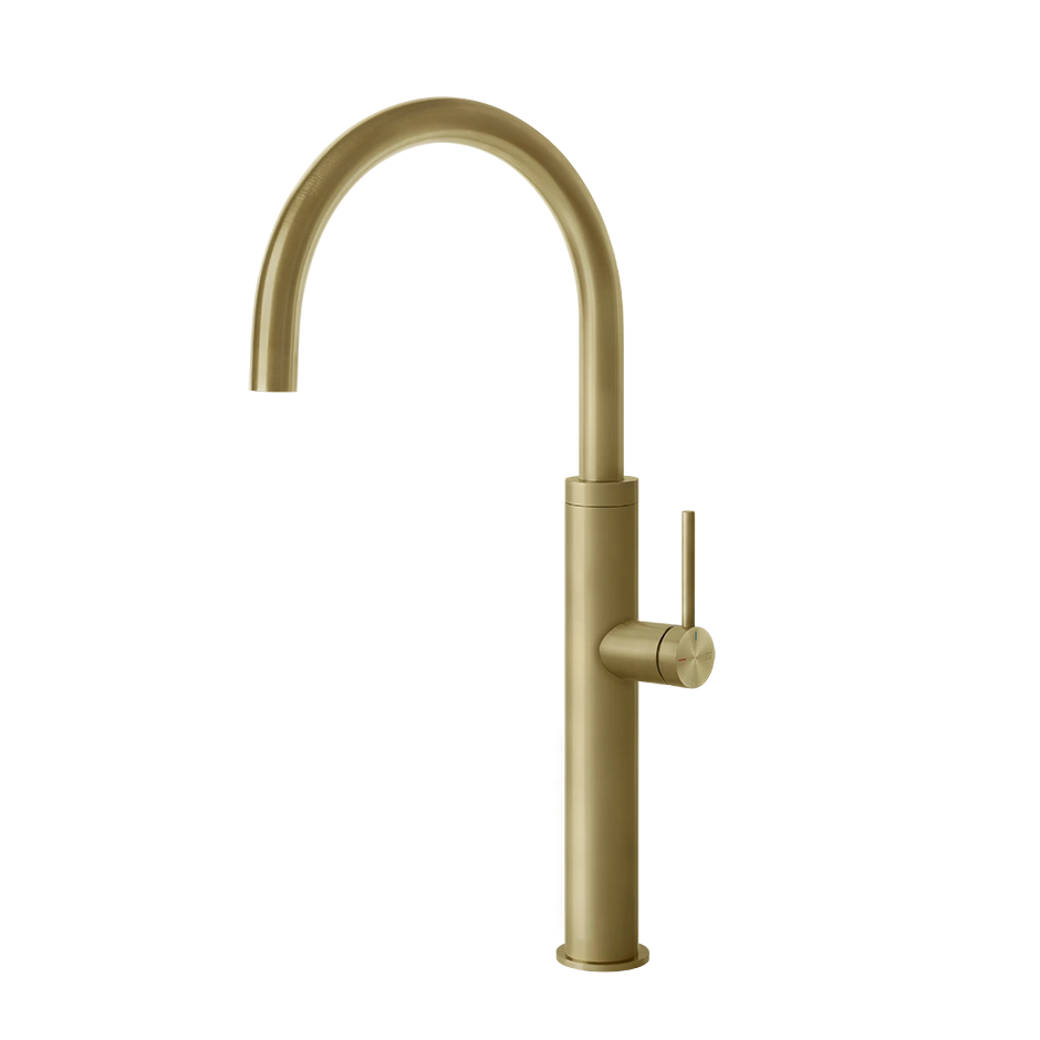 Goldene Küchenarmatur mit hohem Bogen und Einhebelmischer