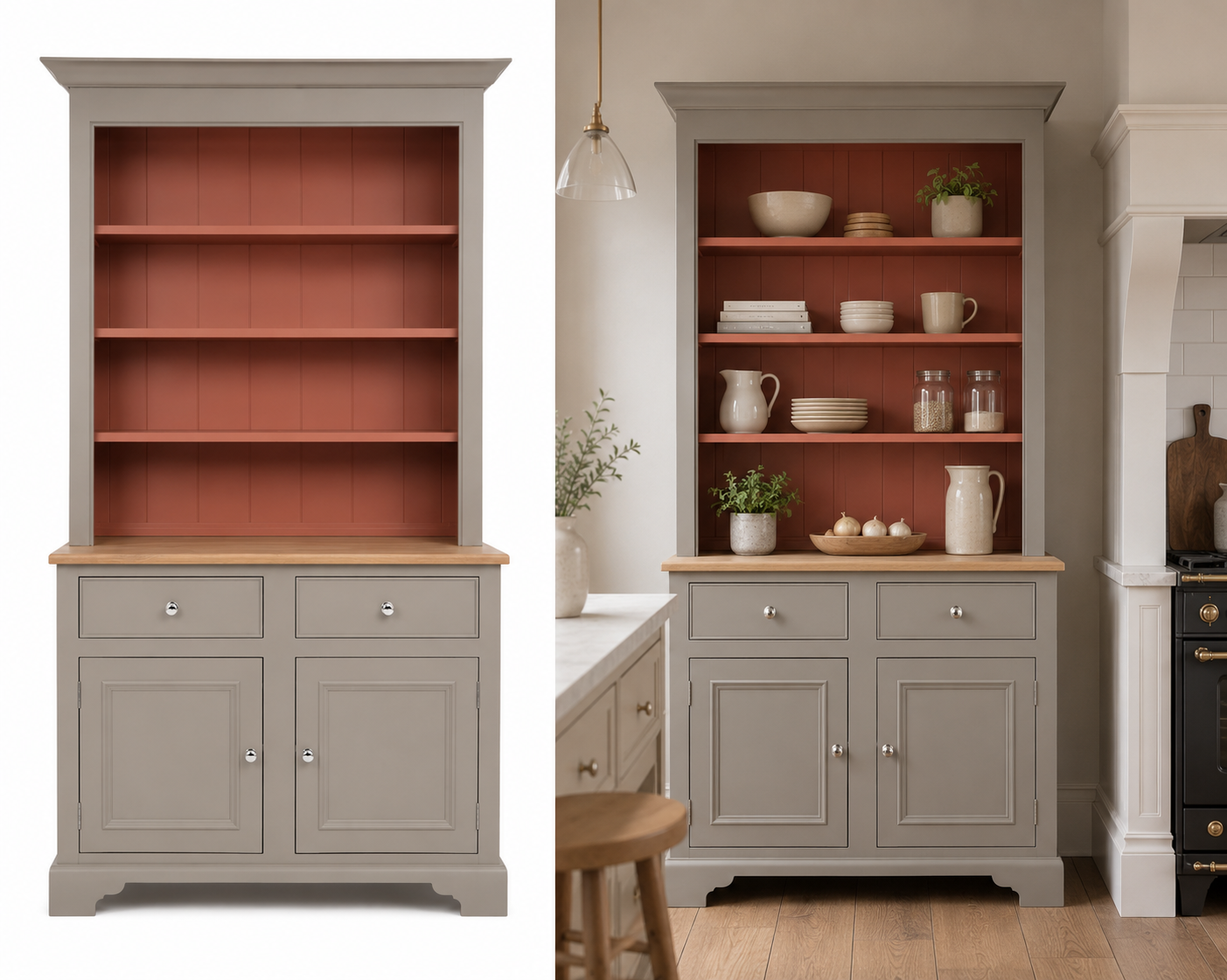 Graues Küchenbuffet im Landhausstil mit Eichenplatte: drei offene Regalböden mit terrakottafarbenem Rücken, zwei Schubladen, zwei Türen. Produkt als Freisteller und in Küche inszeniert – ideal für Geschirr und Deko.