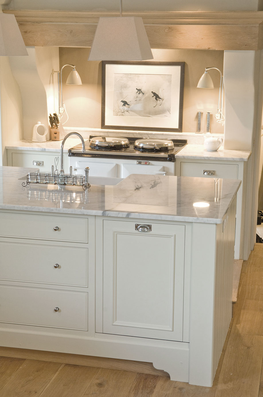 Moderne Landhausküche mit Marmor-Arbeitsplatte und Kücheninsel Helle Landhausküche mit Kücheninsel, Marmor-Arbeitsfläche, Doppelspüle, Herd und stilvollen Lampen