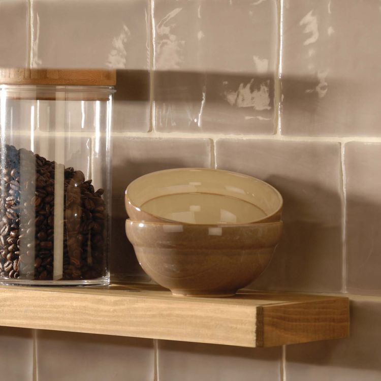 Beige Küchenfliese, Glas mit Kaffeebohnen, Keramikschalen