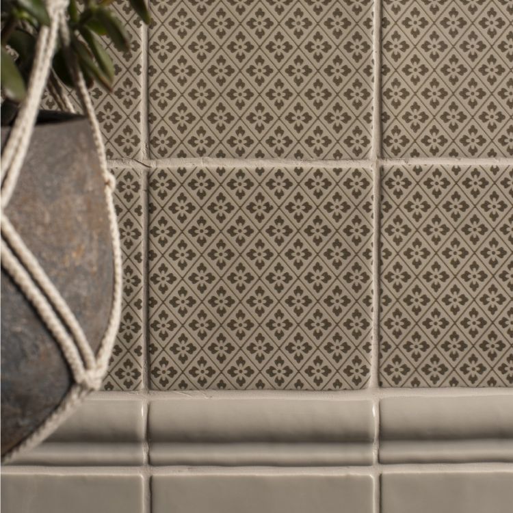Keramikfliese mit Rautenmuster und Blumen, beige-grau