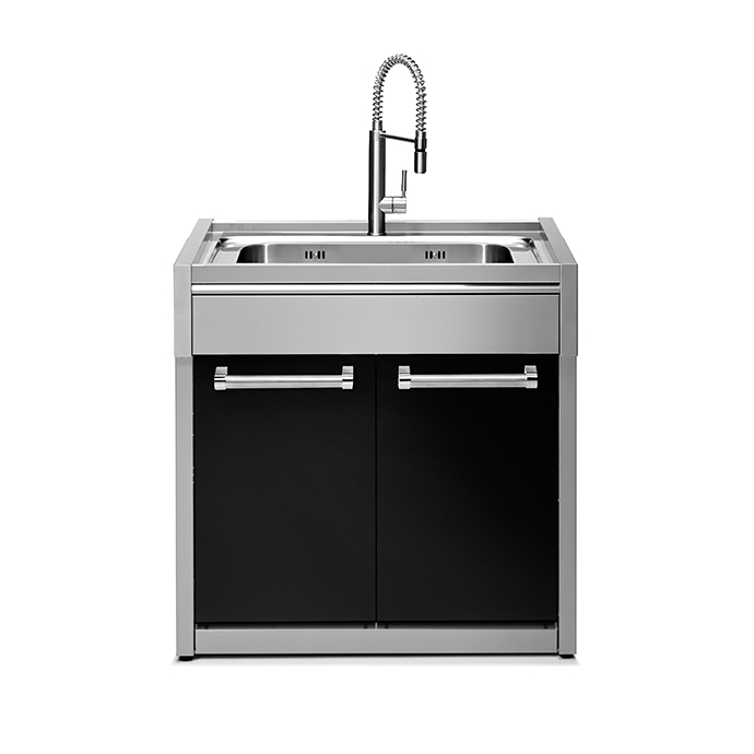 Freistehende Spülküche mit Edelstahl-Waschbecken, zwei schwarzen Türen und moderner Hochdruckarmatur