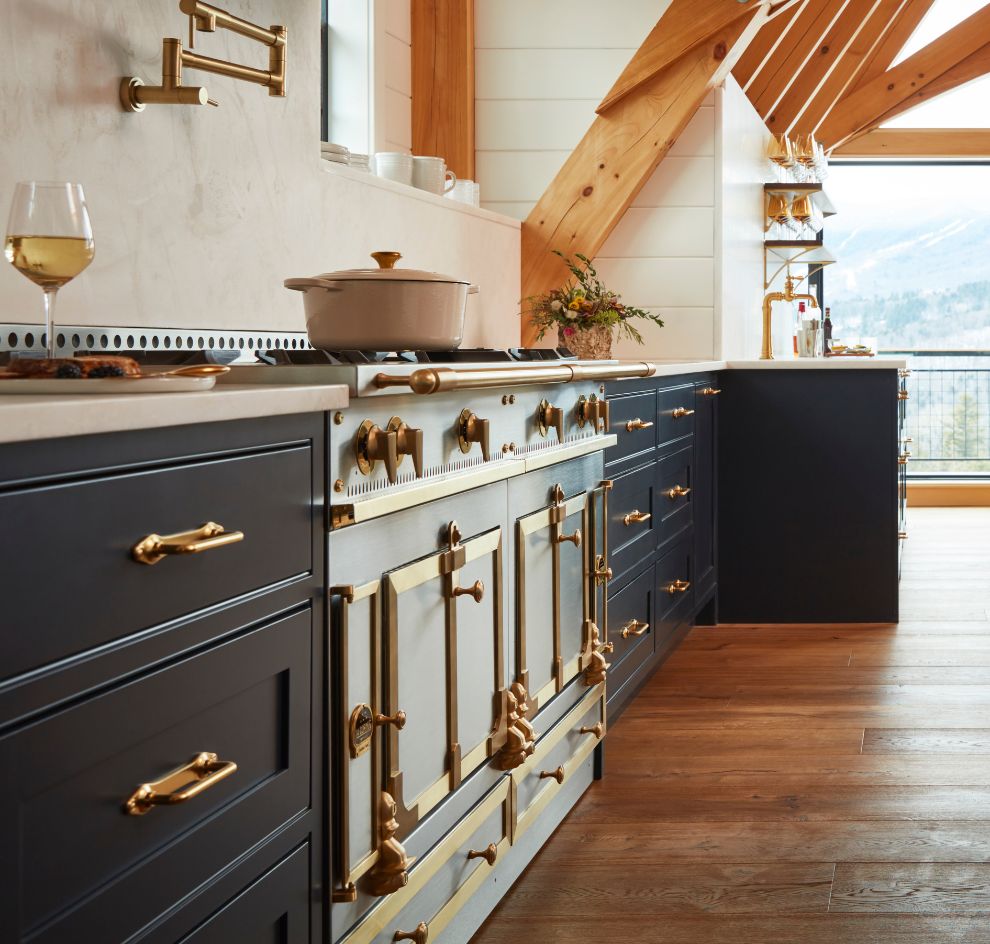 Edler Herd mit Messing, blaue Schränke, Holzgebälk