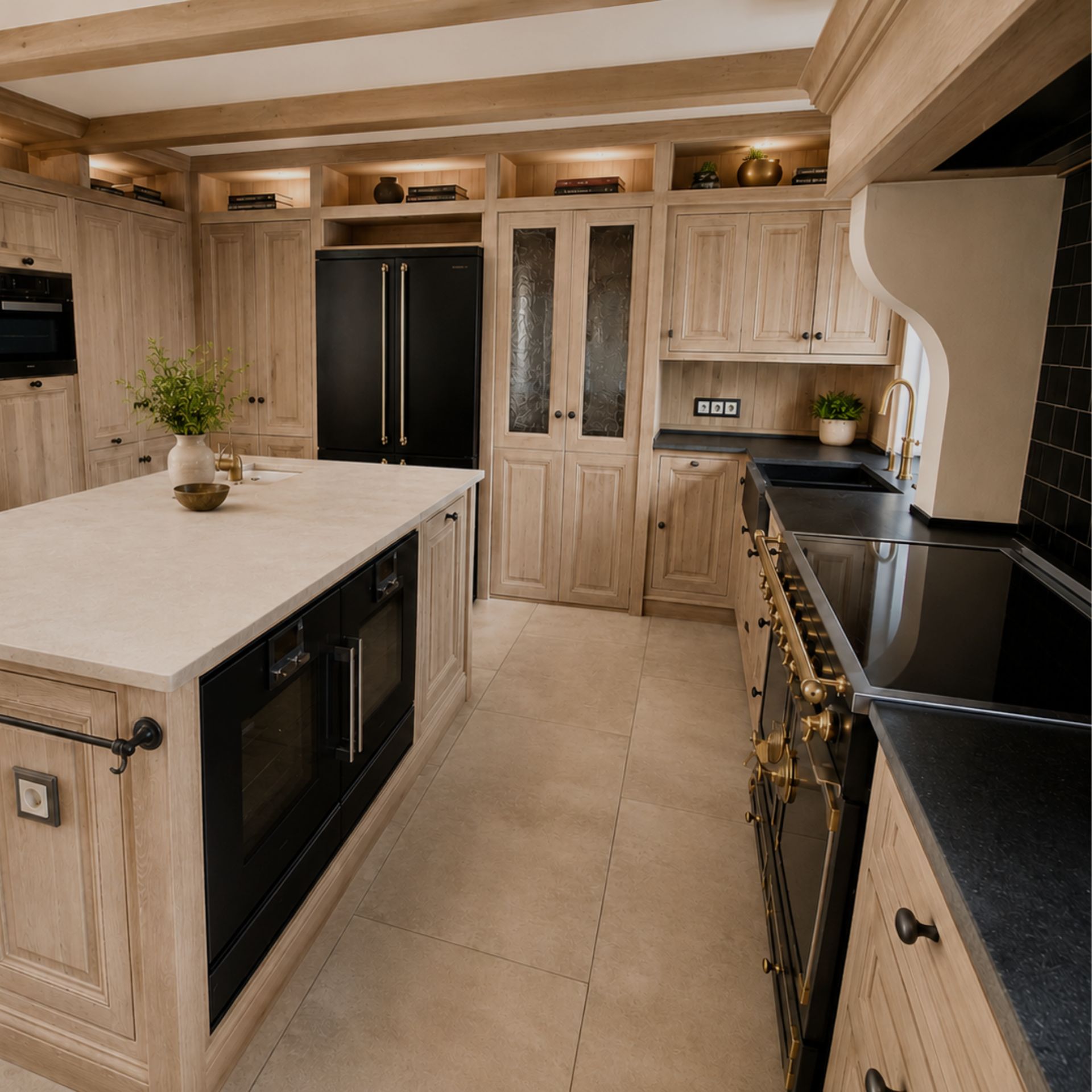 Helle Eichenküche mit Insel, schwarzen Arbeitsflächen, Range Cooker mit Messinggriffen, zwei Einbaubacköfen, großem Kühlschrank und viel Stauraum – hochwertige Küchenmöbel im zeitlosen Design