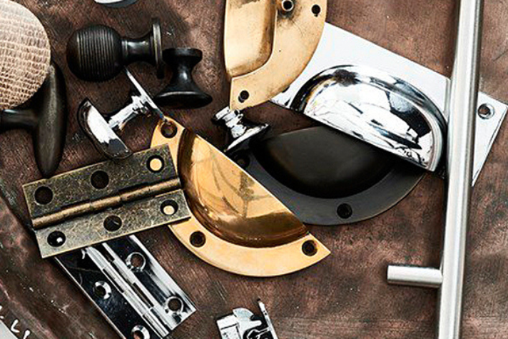 Verschiedene Möbelbeschläge und -griffe aus Metall in unterschiedlichen Designs und Farben Ansicht verschiedener Metallbeschläge wie Griffe, Scharniere und Halterungen für Möbel in mehreren Ausführungen und Farben