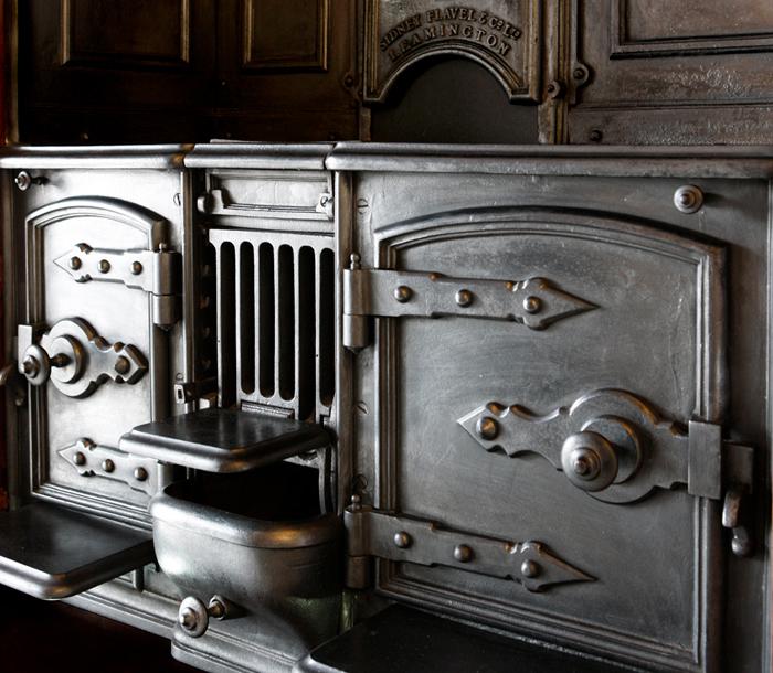 Historischer Gusseisen-Holzofen mit Backfächern