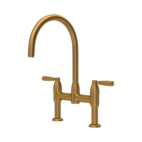 Elegante 2-Griff-Küchenarmatur als Brückenmischer in gebürstetem Messing, hoher gebogener Auslauf, für Spülbecken; langlebige Metallausführung, präzise Temperatur- und Mengenregelung