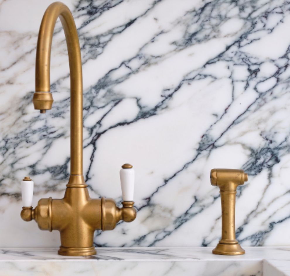 Goldene Retro-Armatur mit Handbrause, Marmoroptik