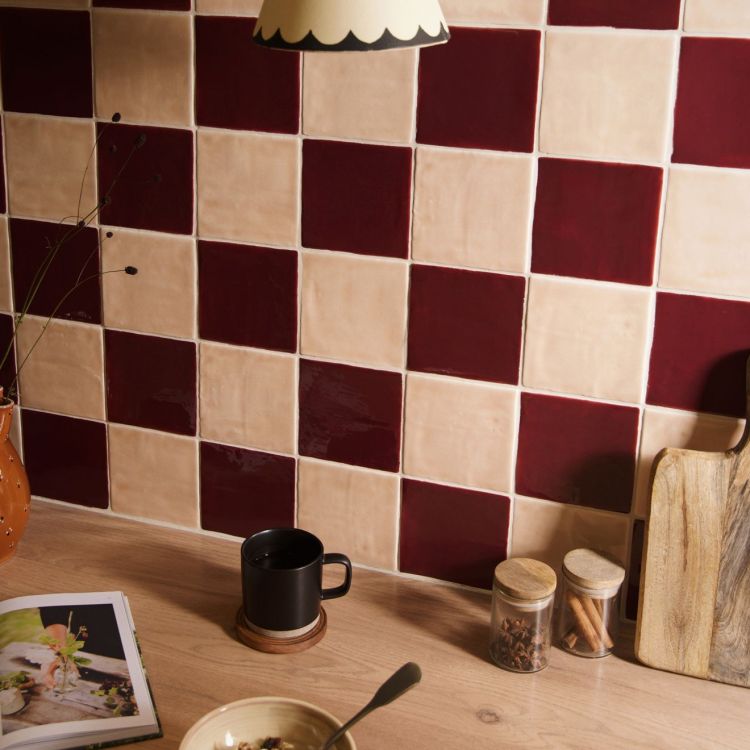 Keramik Wandfliesen bordeaux und beige im Schachbrett