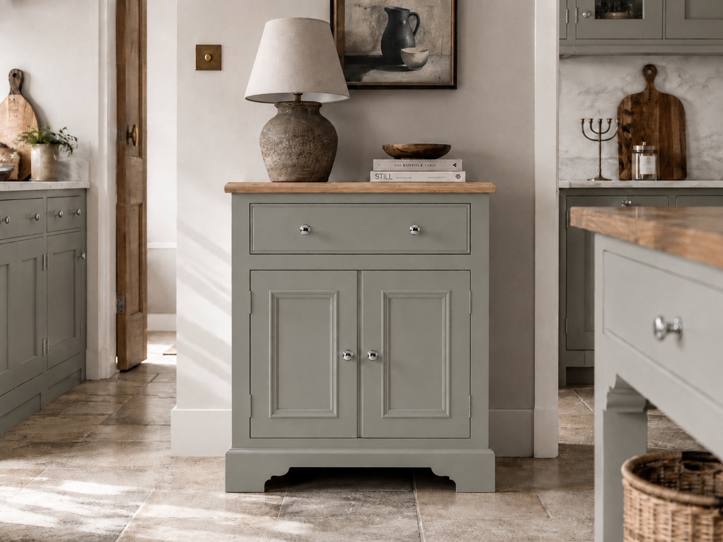 Freistehender Küchenunterschrank im Landhausstil, salbeigrün lackiert, Massivholz mit geölter Eichenplatte; 1 Schublade und 2 Türen – elegante Anrichte/Sideboard für die Küche, passend zu klassischen Shaker-Fronten.