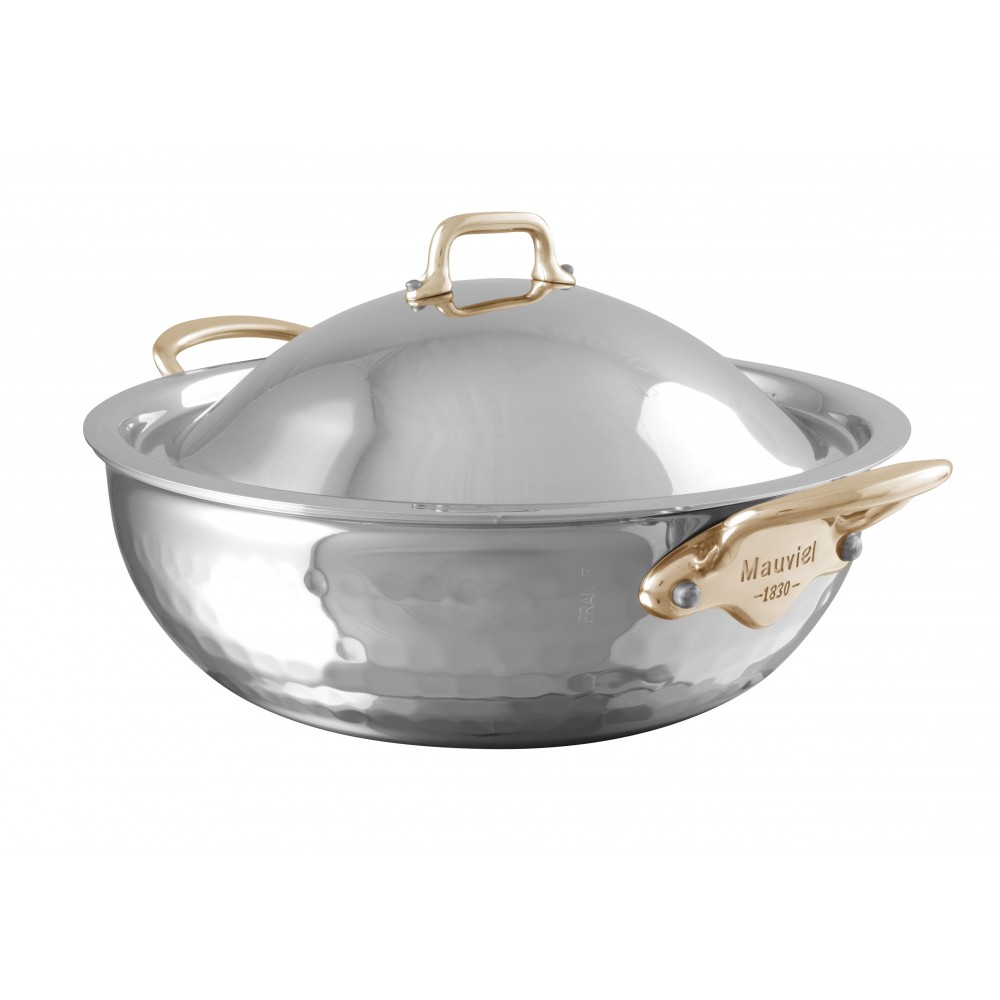Mauviel Edelstahl-Wok mit Deckel und Messinggriffen, handgehämmert – Hochwertiges Kochgeschirr für asiatische Gerichte Edelstahl-Wok mit glänzender Oberfläche, Messinggriffen und passendem Deckel der Marke Mauviel, ideal für vielseitiges Kochen