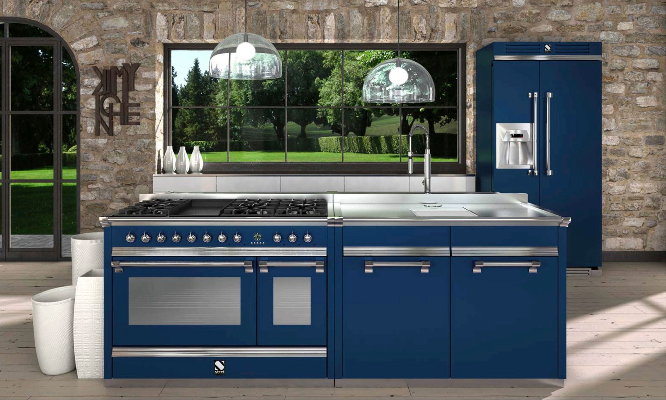 Moderne blaue Küche mit Edelstahlgeräten und Kochinsel vor Steinwand Stilvolle Küche mit blauer Kochinsel, Gasherd, Edelstahlspüle, großem Kühlschrank und Steinwand im Hintergrund