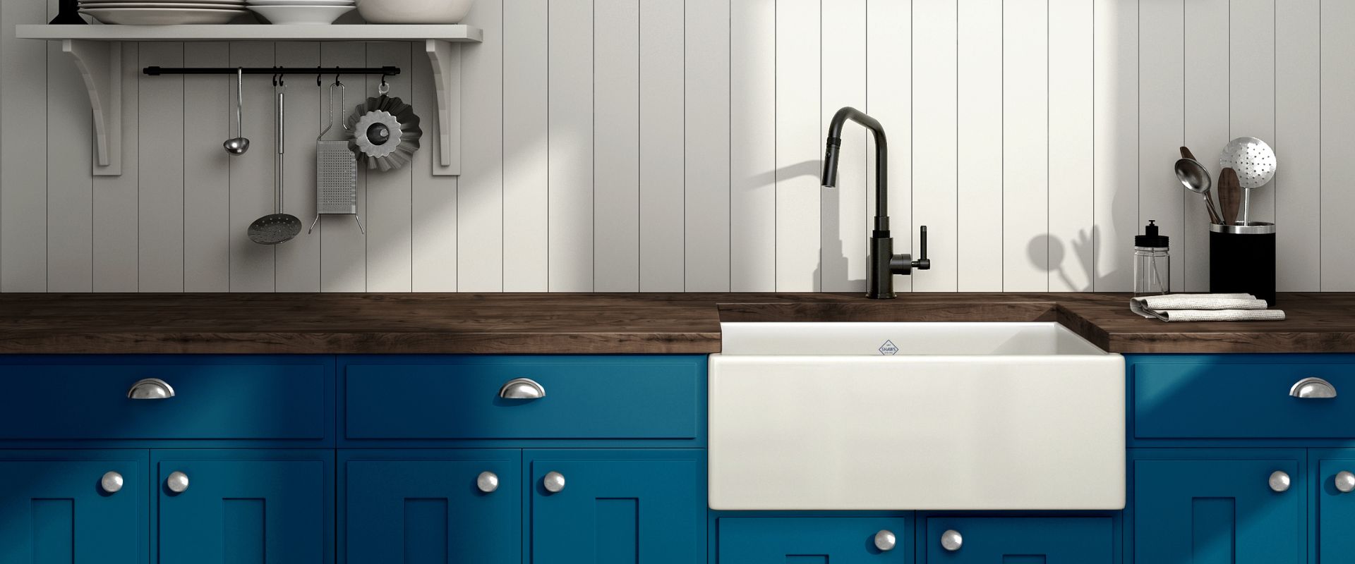 Weiße Farmhouse-Küchenspüle aus Keramik mit hoher, schwarzer Armatur auf dunkler Holzarbeitsplatte; blaue Landhaus-Unterschränke, Wandregal und Küchenutensilien – Produktfoto Spüle/Armatur für Küche