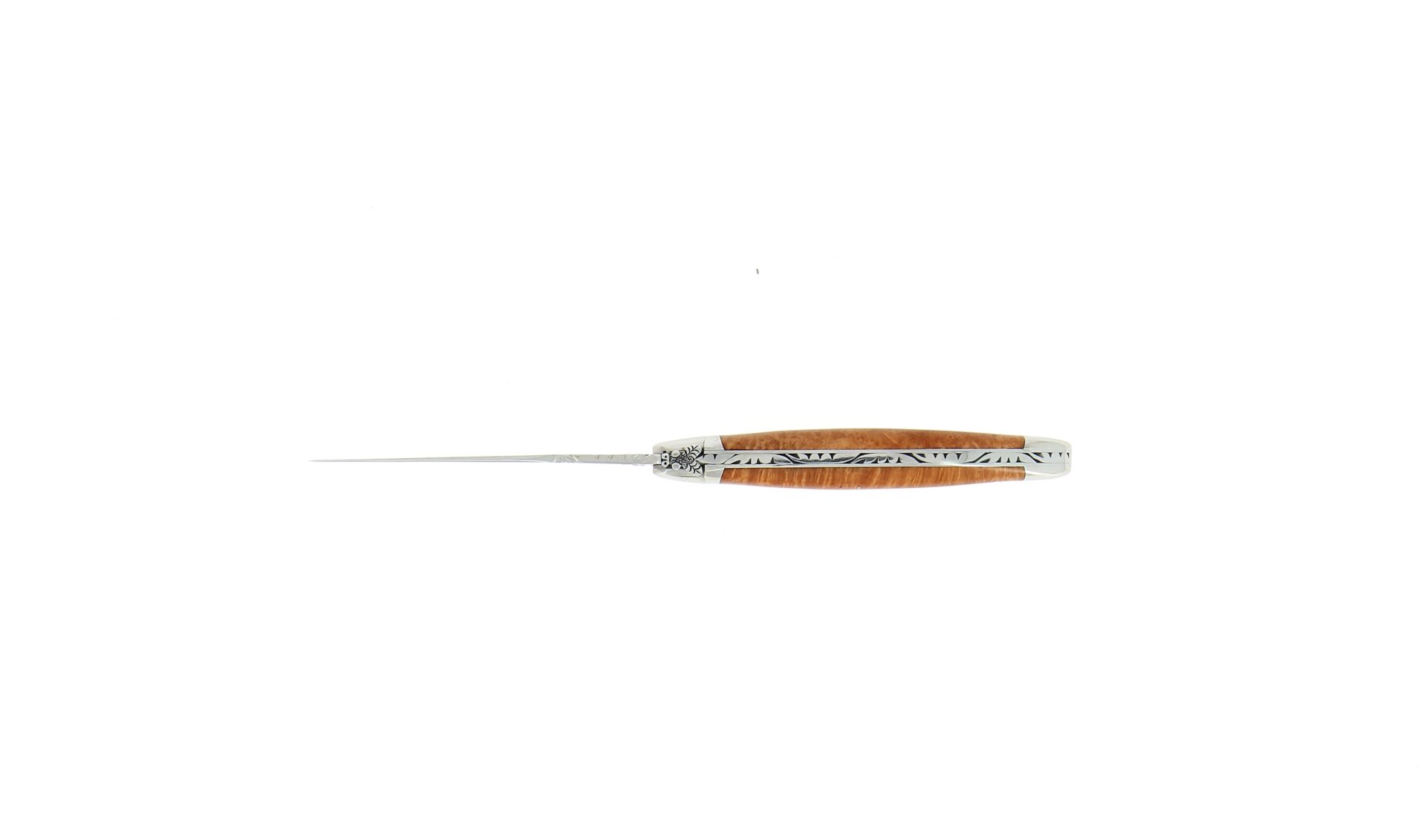 Laguiole Taschenmesser mit Holzgriff und verziertem Rücken – Seitenansicht Detailansicht eines Laguiole Taschenmessers mit Holzgriff und feinen Gravuren auf dem Rücken, seitlich fotografiert