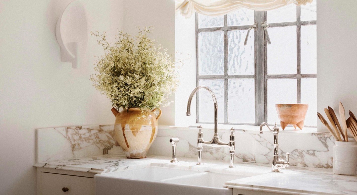 Elegante Zweigriff-Küchenarmatur aus verchromtem Messing mit hohem Auslauf an Keramikspüle; Landhausstil, passend zu Marmor-Arbeitsplatte – hochwertige Spültischarmatur für die Küche