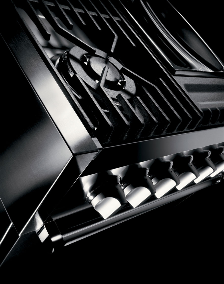 Hochwertiges Edelstahl-Gaskochfeld mit robusten Drehknöpfen und stabilem Topfträger Detailaufnahme eines modernen Gaskochfeldes aus Edelstahl mit massiven Bedienknöpfen und stabilem, schwarzen Topfträger