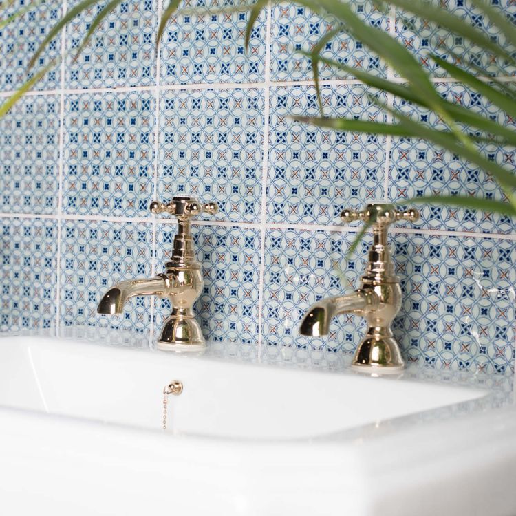 Chateaux Ormeaux Red on Mint, glanzvolle Wandfliesen