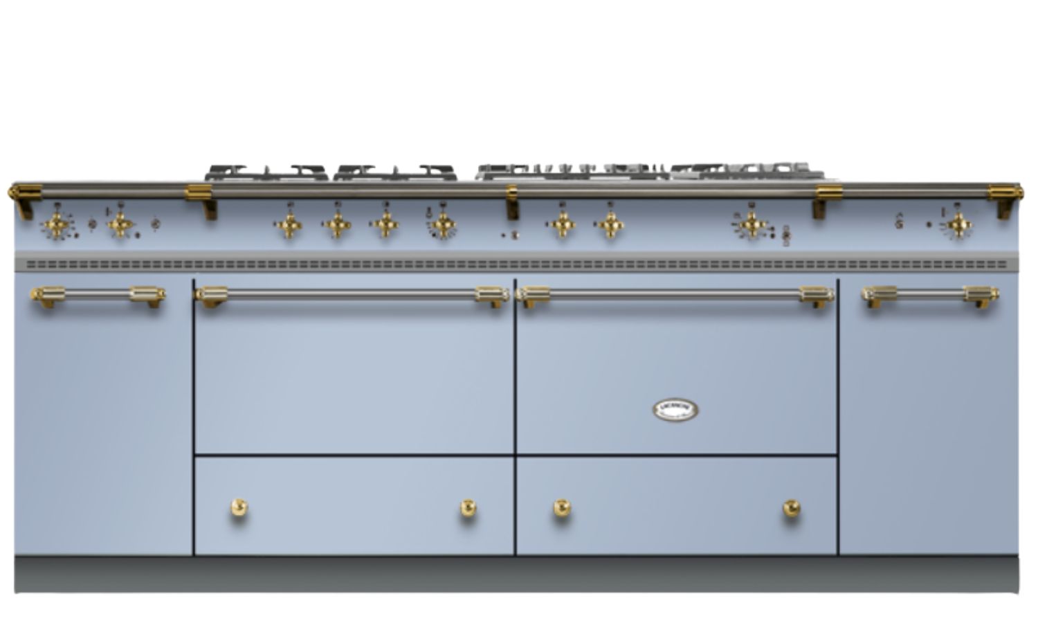 Lacanche Sully 2200 Classic: frontale Ansicht einer 220‑cm Kochstation mit mehreren Brennern, Classic-Look in Pastellblau, Messingknebeln und Griffen, großen Öfen und Stauraum – modulare Premium-Profi-Kochstation von Lacanche