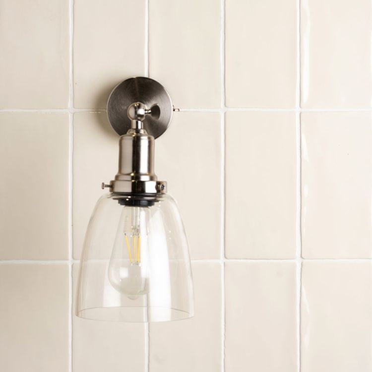 Moderne Wandleuchte aus Edelstahl mit Glasschirm
