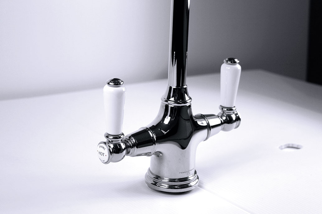 Zweigriff-Armatur aus Chrom mit weißen Griffen, klassisches Design für Bad oder Küche