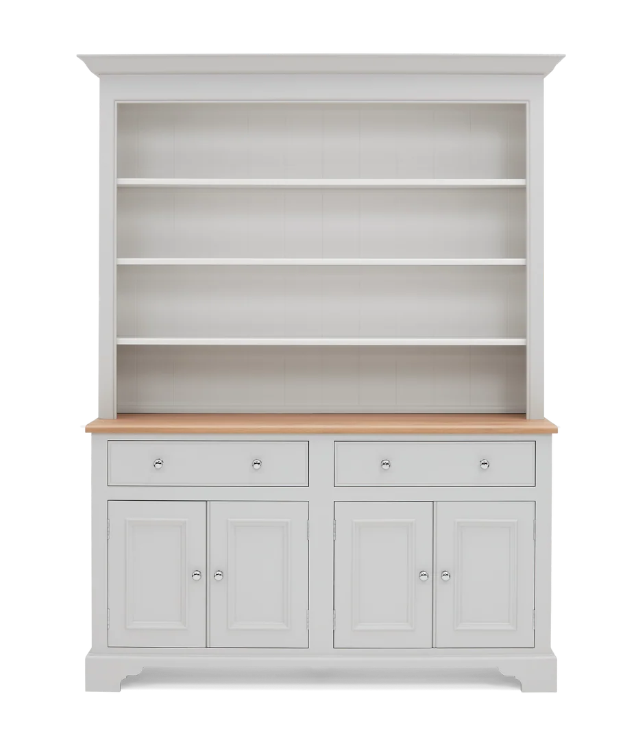 Neptune Chichester Open Dresser: freistehende, handlackierte Küchenanrichte in Hellgrau mit holzfarbener Platte, offenem Regal mit Tellerrillen sowie Schubladen und Türen – ideal zur Präsentation von Geschirr und Gläsern.