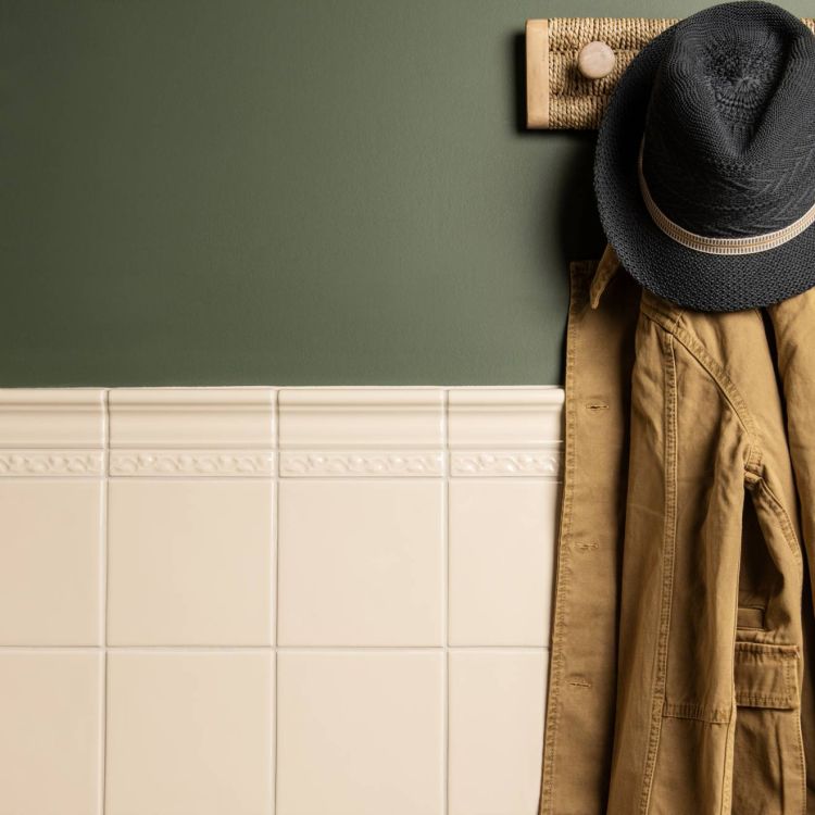 Fliesen creme mit Bordüre, grüner Wandabschluss