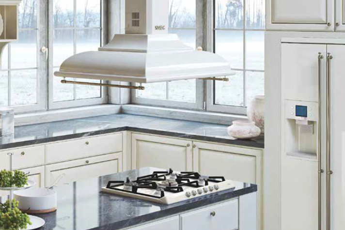 Moderne Einbauküche mit Gasherd, Dunstabzugshaube und großem Kühlschrank im Landhausstil Elegante Küche mit Gas-Kochfeld, weißer Dunstabzugshaube, hellen Schränken und großem Kühlschrank mit Wasser- und Eisspender