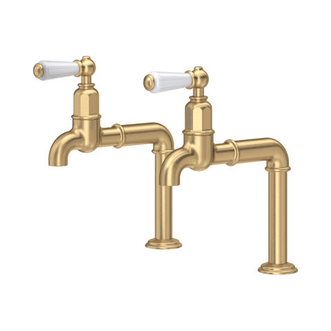 Zweier-Set klassischer Waschtisch-Standarmaturen aus massivem Messing mit weißen Keramikgriffen; separate Warm- und Kaltwasserhähne im Retro-Design, ideal für Bad oder Gäste-WC