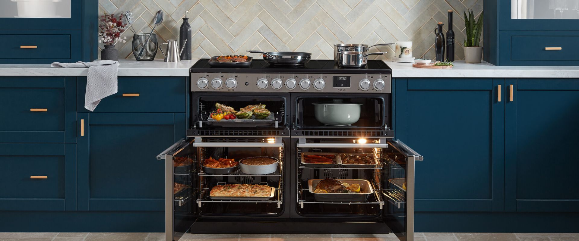 Schwarzer Range Cooker mit Induktionskochfeld und zwei geöffneten Backöfen, gefüllt mit Speisen; Edelstahl-Bedienelemente und Ofenbeleuchtung – idealer Premium-Herd für große Mahlzeiten in der modernen Küche