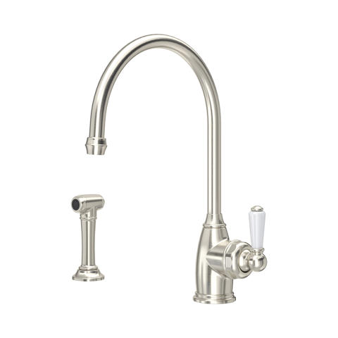 Küchenarmatur im klassischen Stil aus gebürstetem Nickel mit hohem Schwanenhals-Auslauf, Einhebelgriff mit Porzellan-Detail und separater Seitenbrause für Spüle