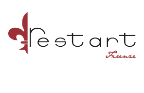 Logo von Restart Firenze mit eleganter Schrift und rotem floralen Motiv.