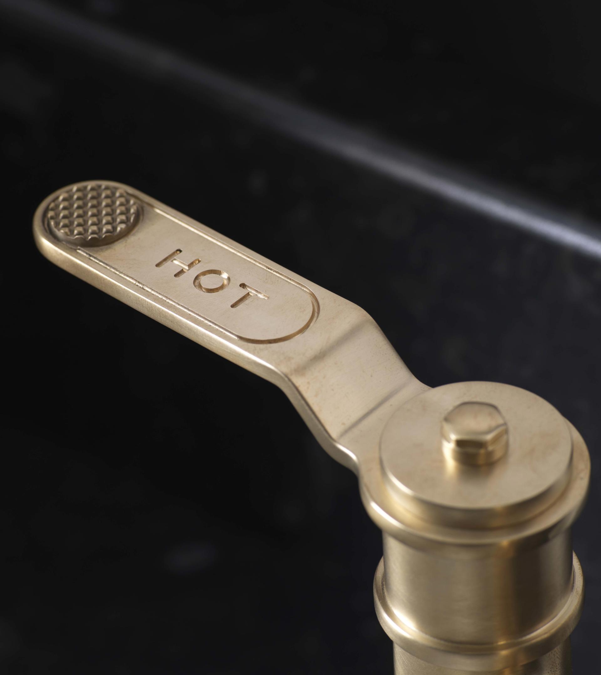 Messinghebel für Heißwasser an Retro-Armatur