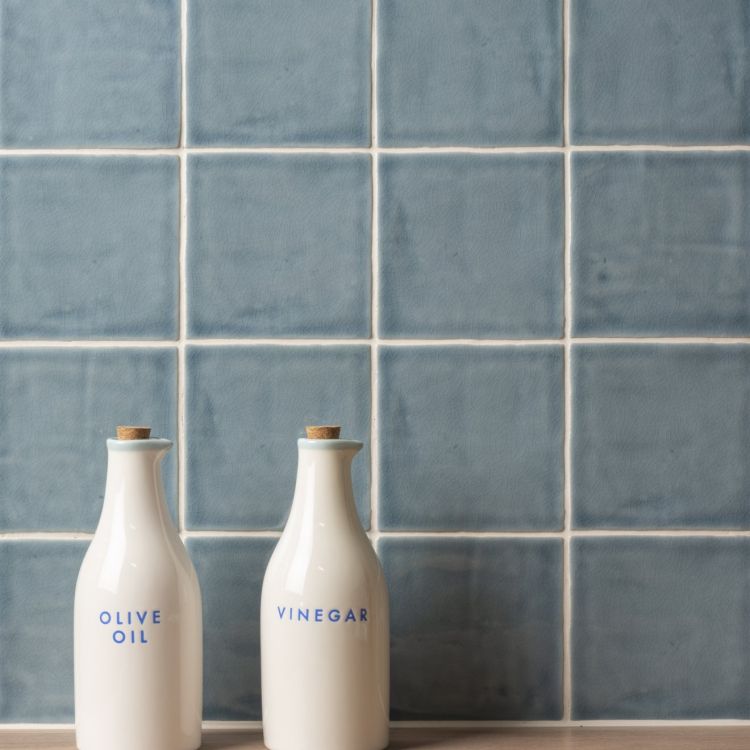 Handglasierte blaue Wandfliesen, Szene mit Öl und Essig