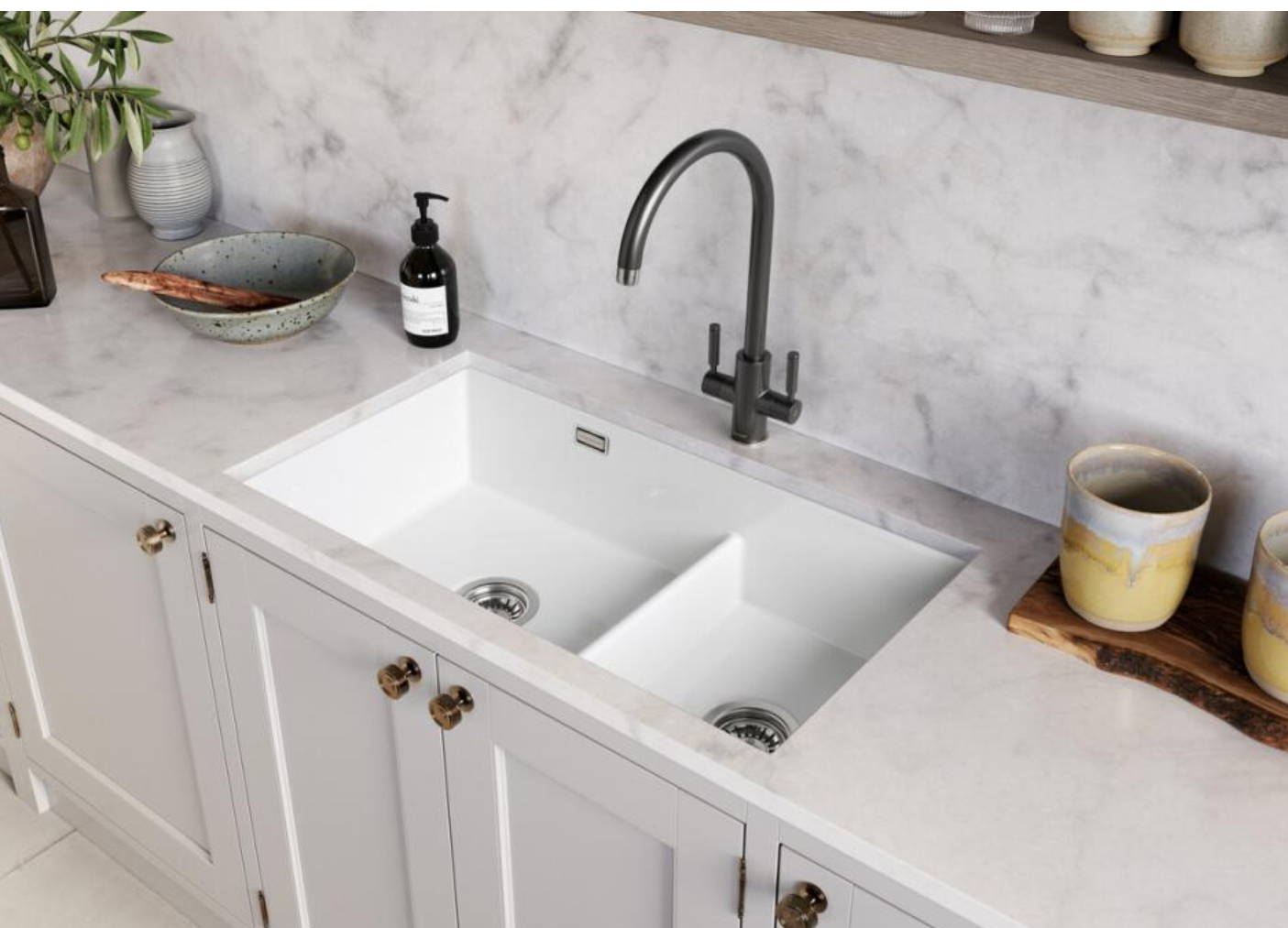 Weiße Doppelbecken-Küchenspüle mit schwarzmatter Armatur, flächenbündig in marmorierte Arbeitsplatte; elegantes Spülbecken für moderne Küchen