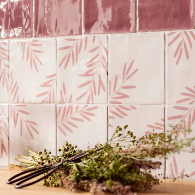 Glasierte roséfarbene Fliesen mit zartem Blattdekor