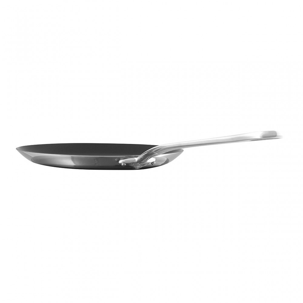 Seitenansicht einer flachen Edelstahlpfanne mit Metallgriff vor weißem Hintergrund