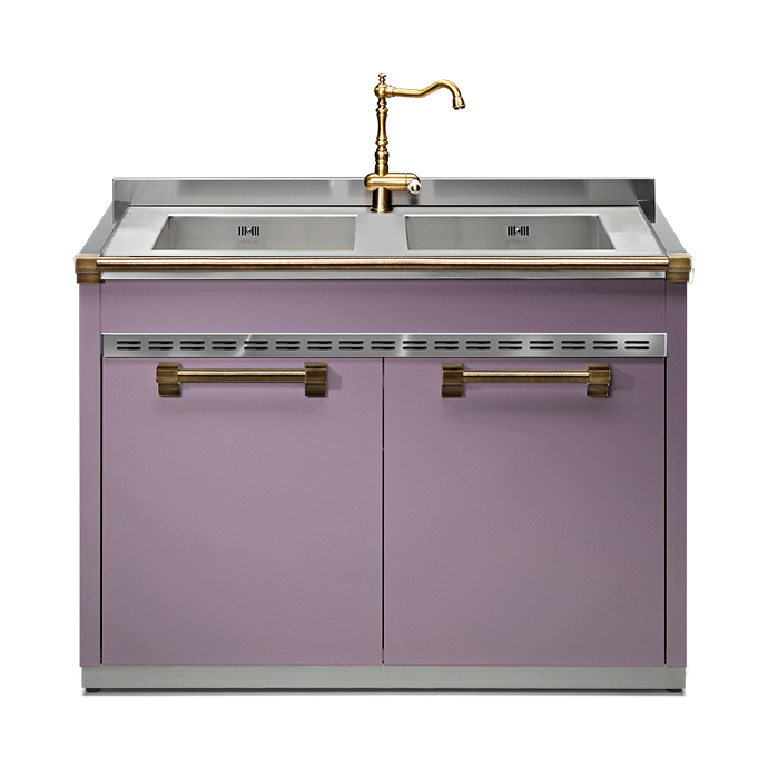 Design-Küchenspüle mit Doppelbecken, goldener Armatur und lilafarbener Front Moderne Spüle mit zwei Edelstahlbecken, goldener Wasserhahn und lilafarbene Unterschränke