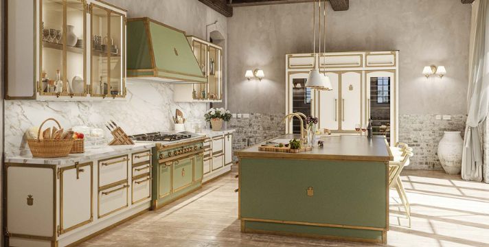Hochwertige Landhaus-Einbauküche mit großer Kochinsel, creme- und salbeigrüne Fronten, Messinggriffen, Marmorarbeitsplatte und Profi-Gasherd; Pendelleuchten – ideale Premium-Küche für stilvolle Wohnräume
